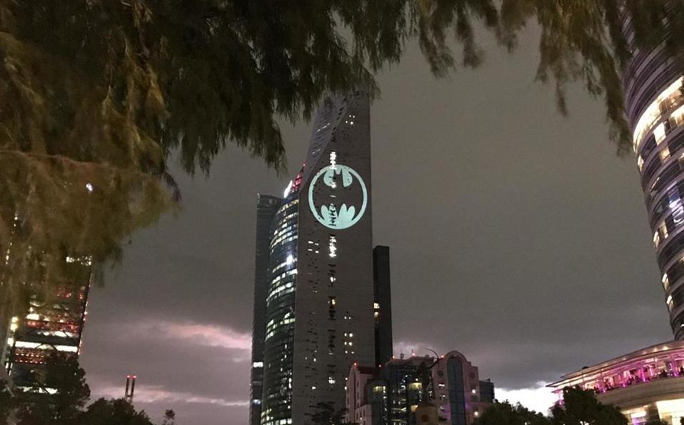 Reforma se ilumina con la Batiseñal en el Batman Day via @laviejaguardiaa