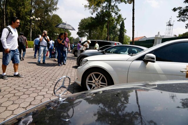 Del Vocho de $65 mil al Lamborghini: así fue la subasta en Los Pinos via  @laviejaguardiaa