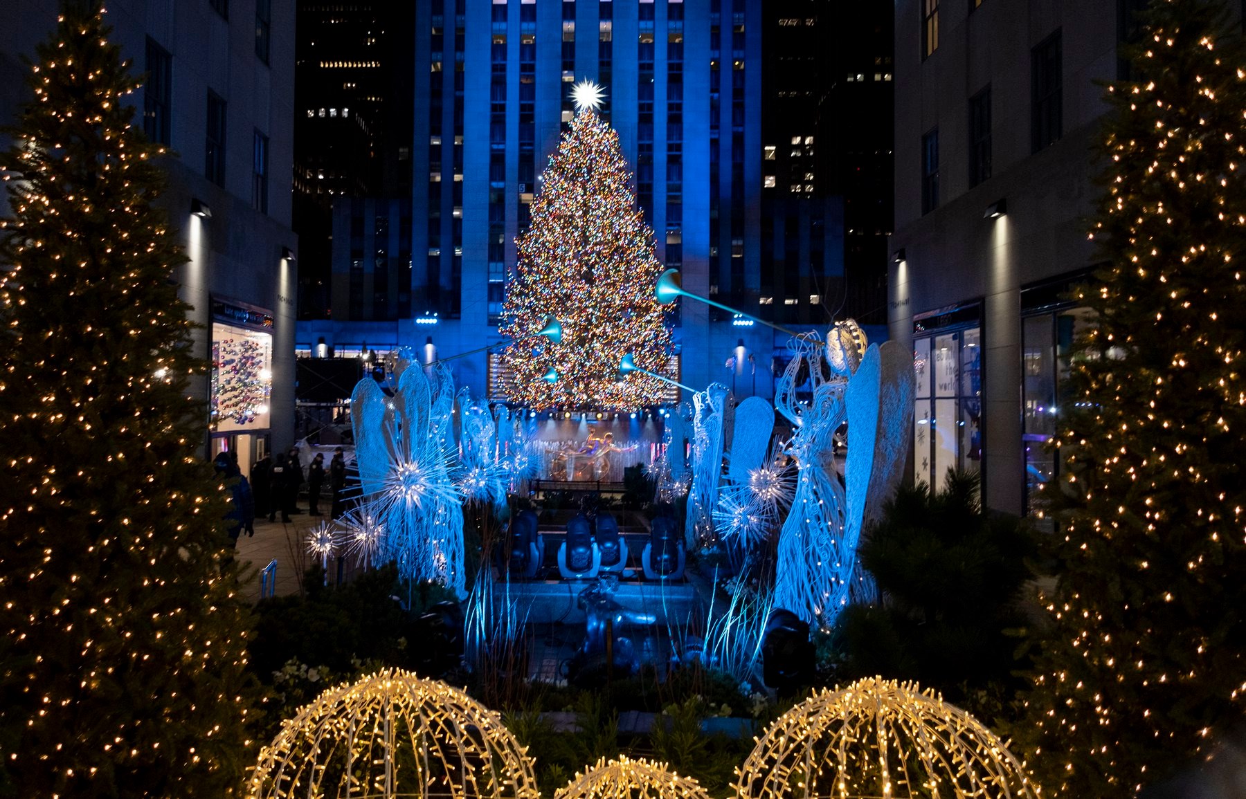 Encienden árbol de Rockefeller Center con 50 mil luces y estrella